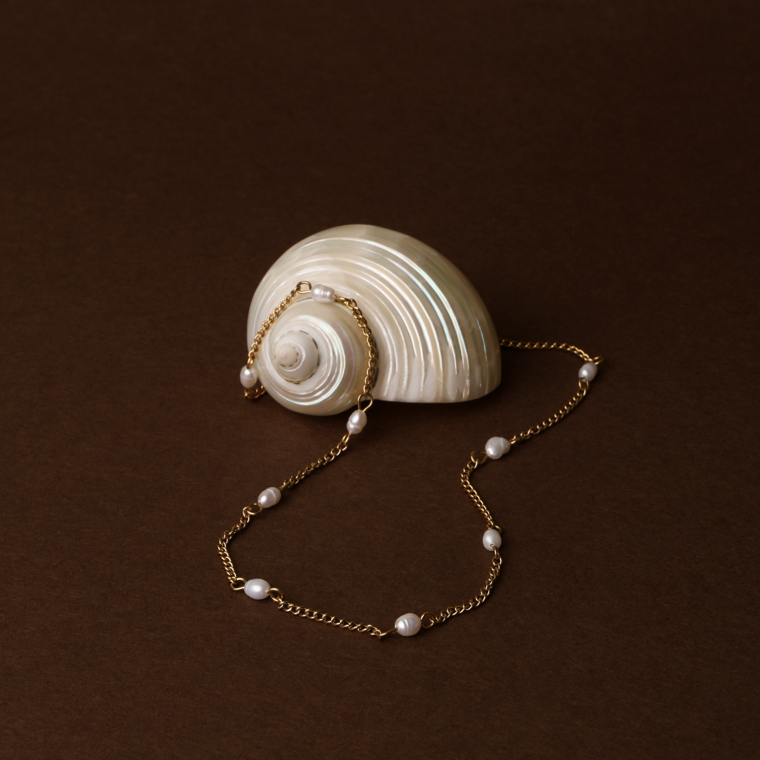 Gargantilla delicada de oro con perlas