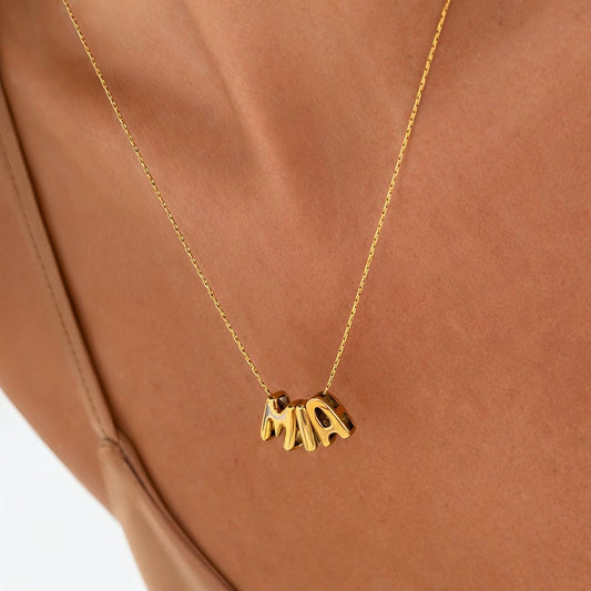 Collar con nombre de burbujas
