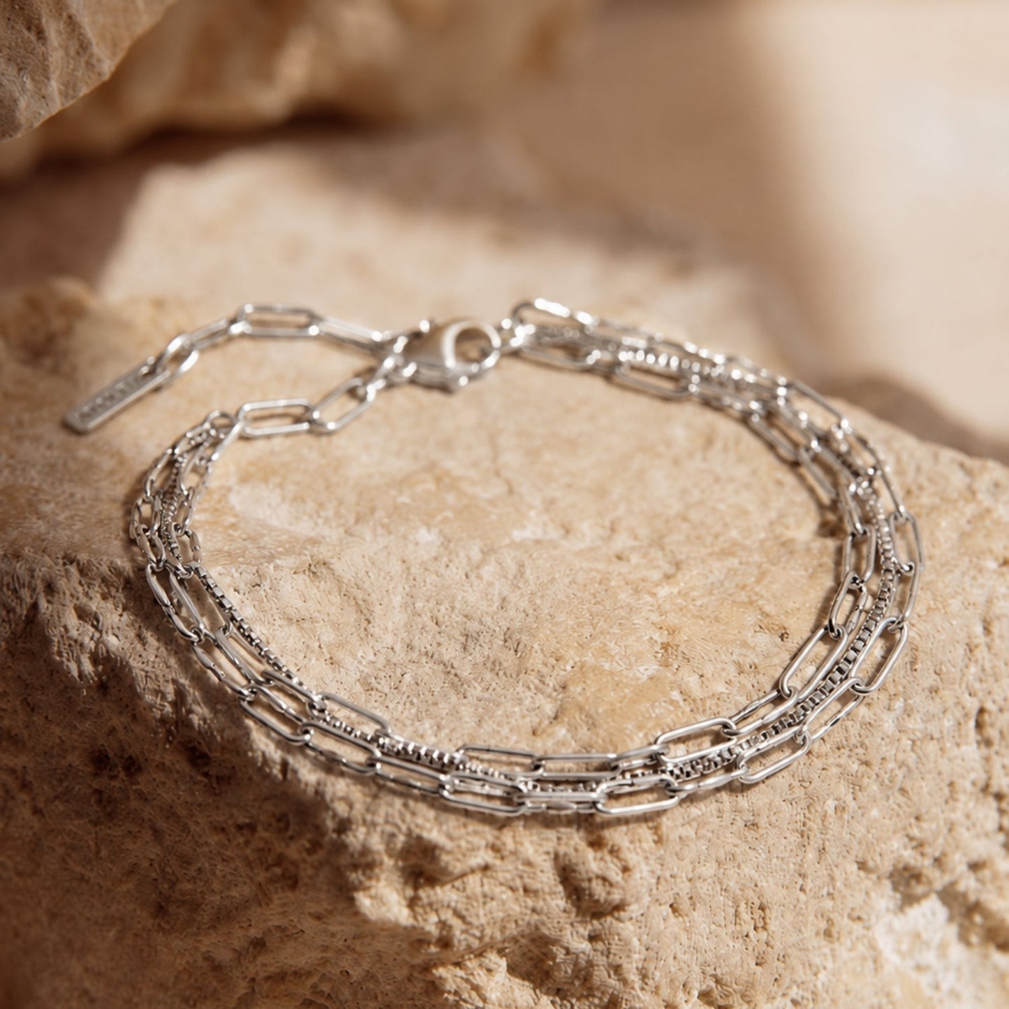 Pulsera dorada de capas