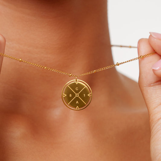 Collar con brújula