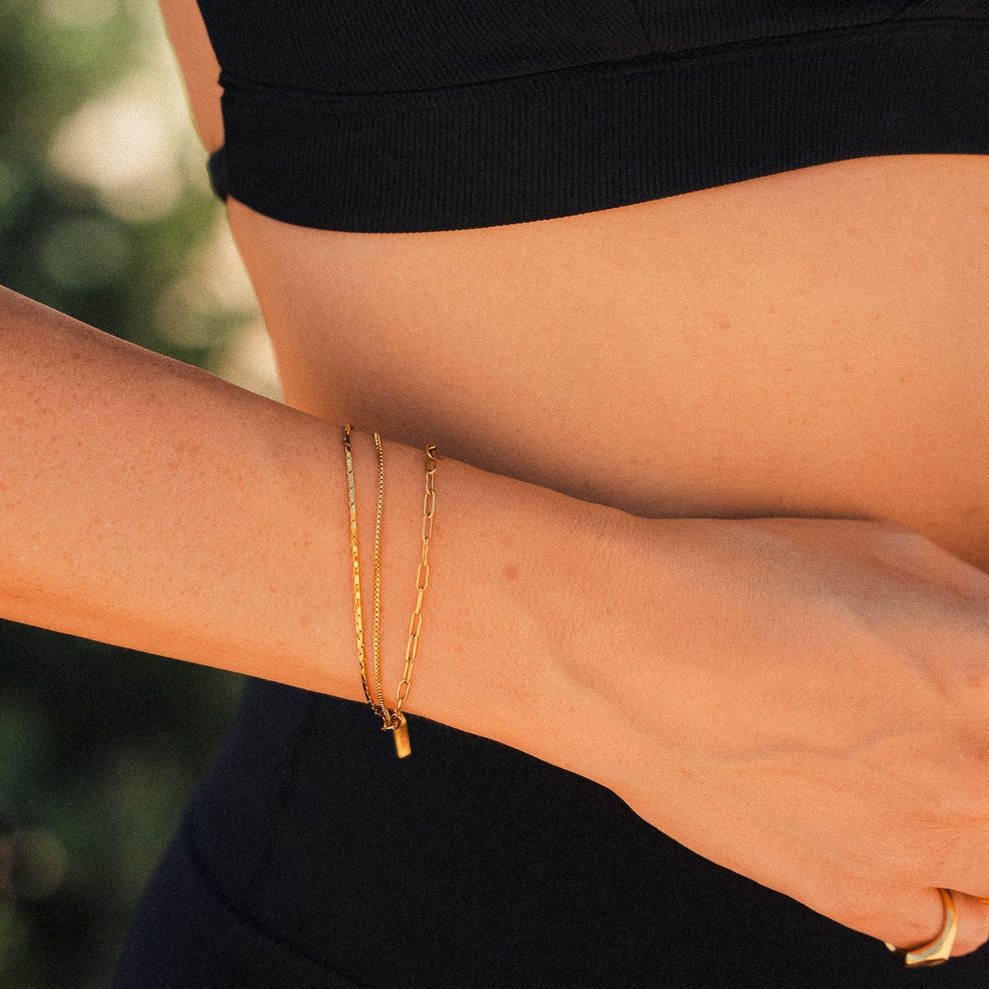 Pulsera dorada de capas