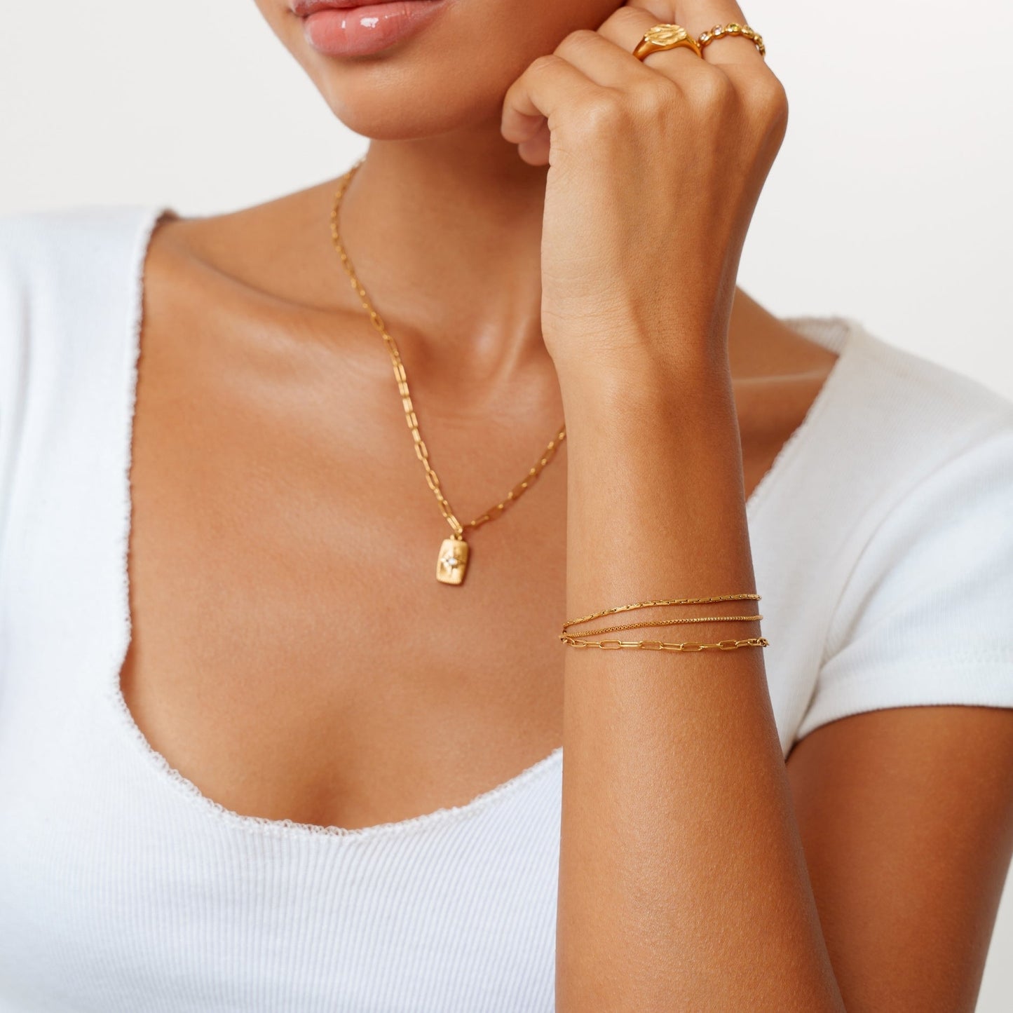 Pulsera dorada de capas