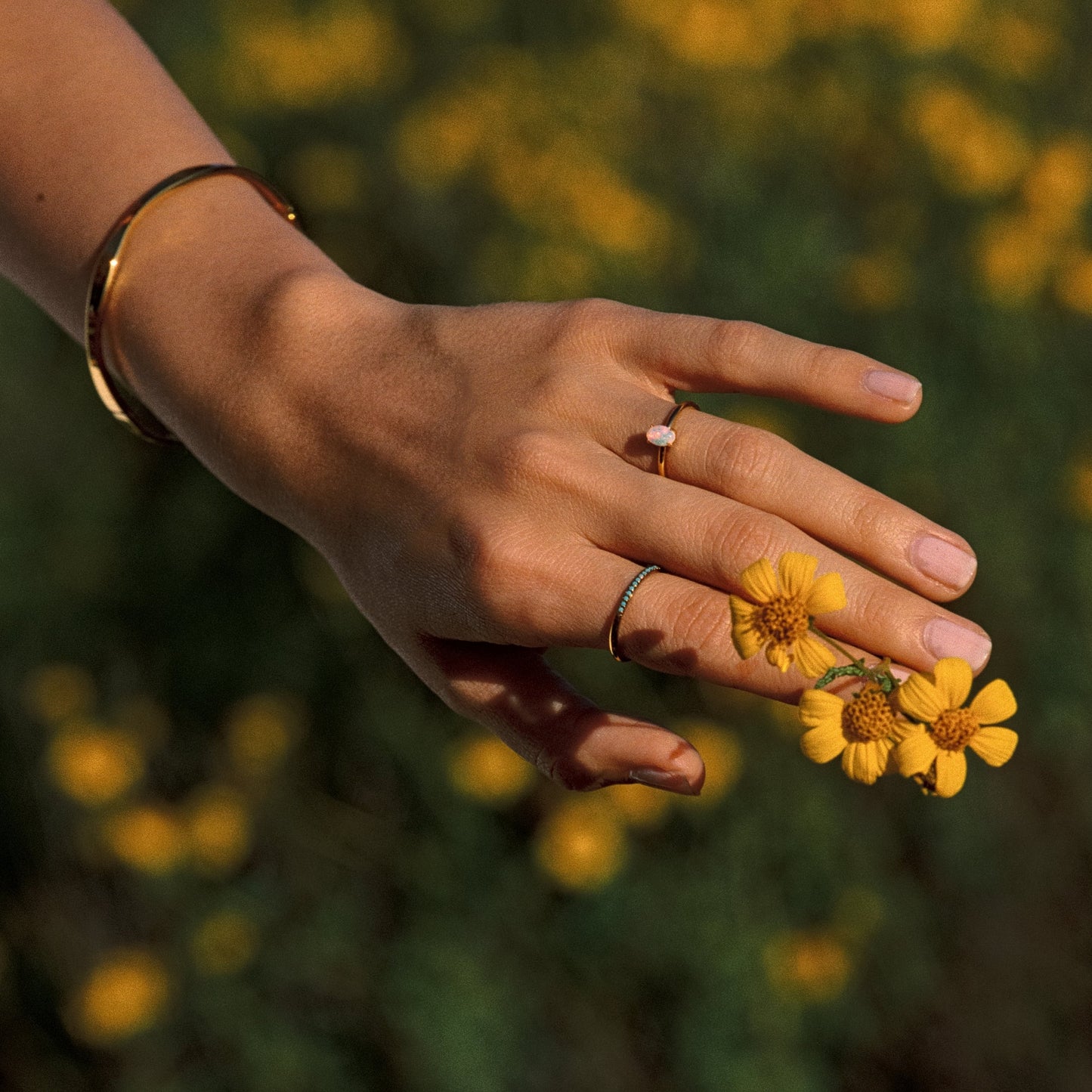 Anillo de ópalo ovalado