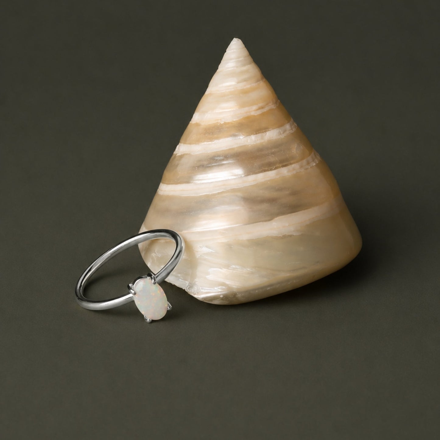 Anillo de ópalo ovalado