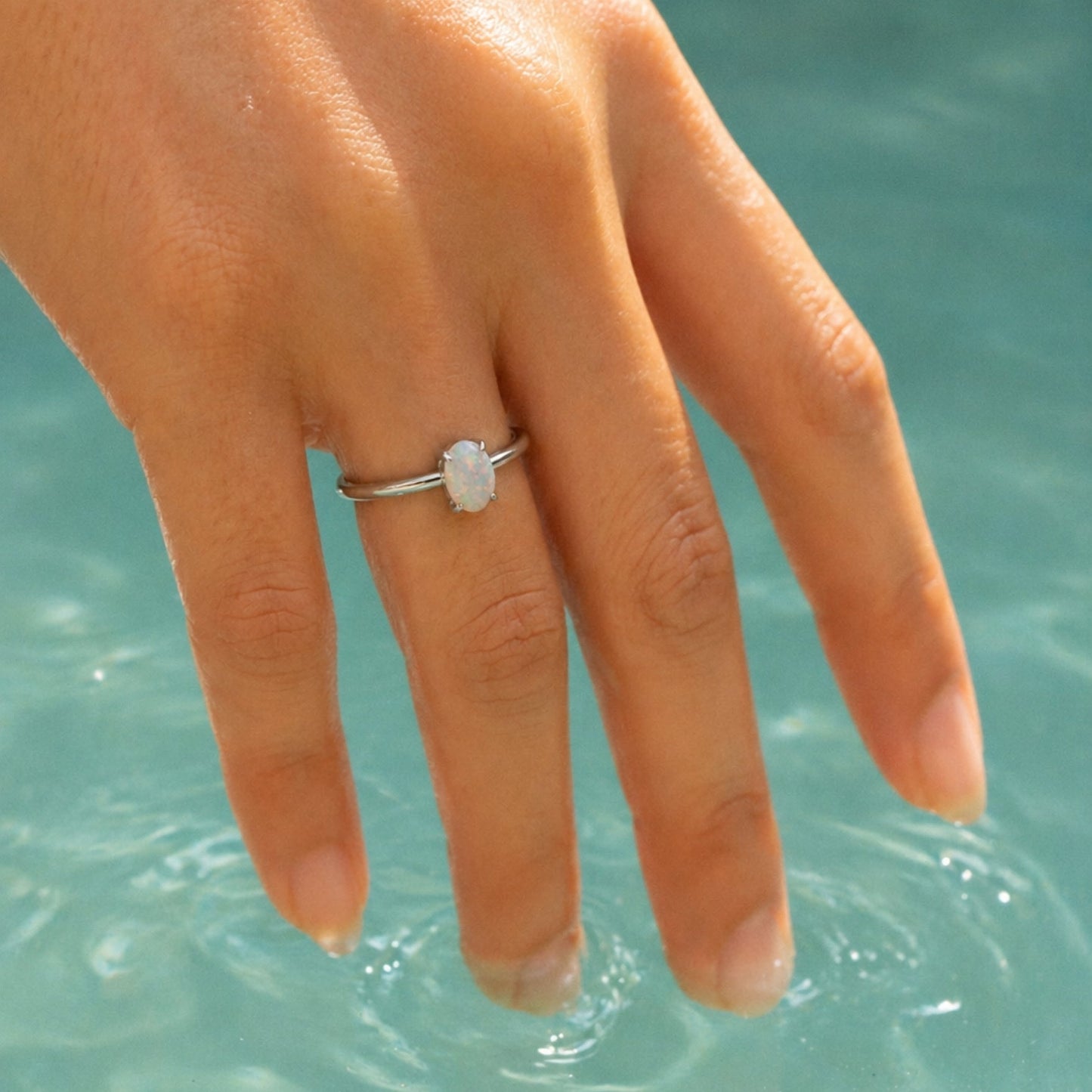 Anillo de ópalo ovalado