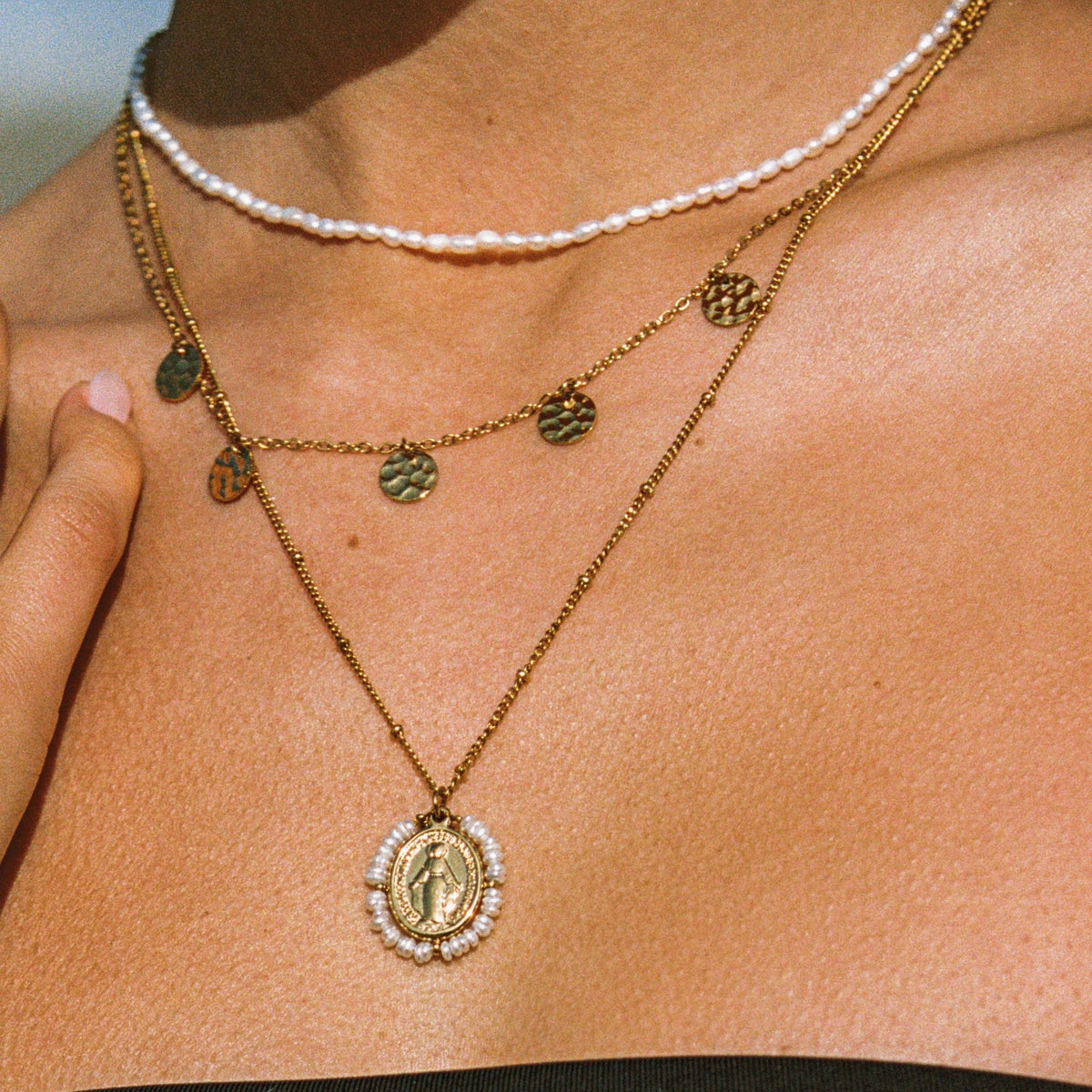 Tiny Pearls Choker